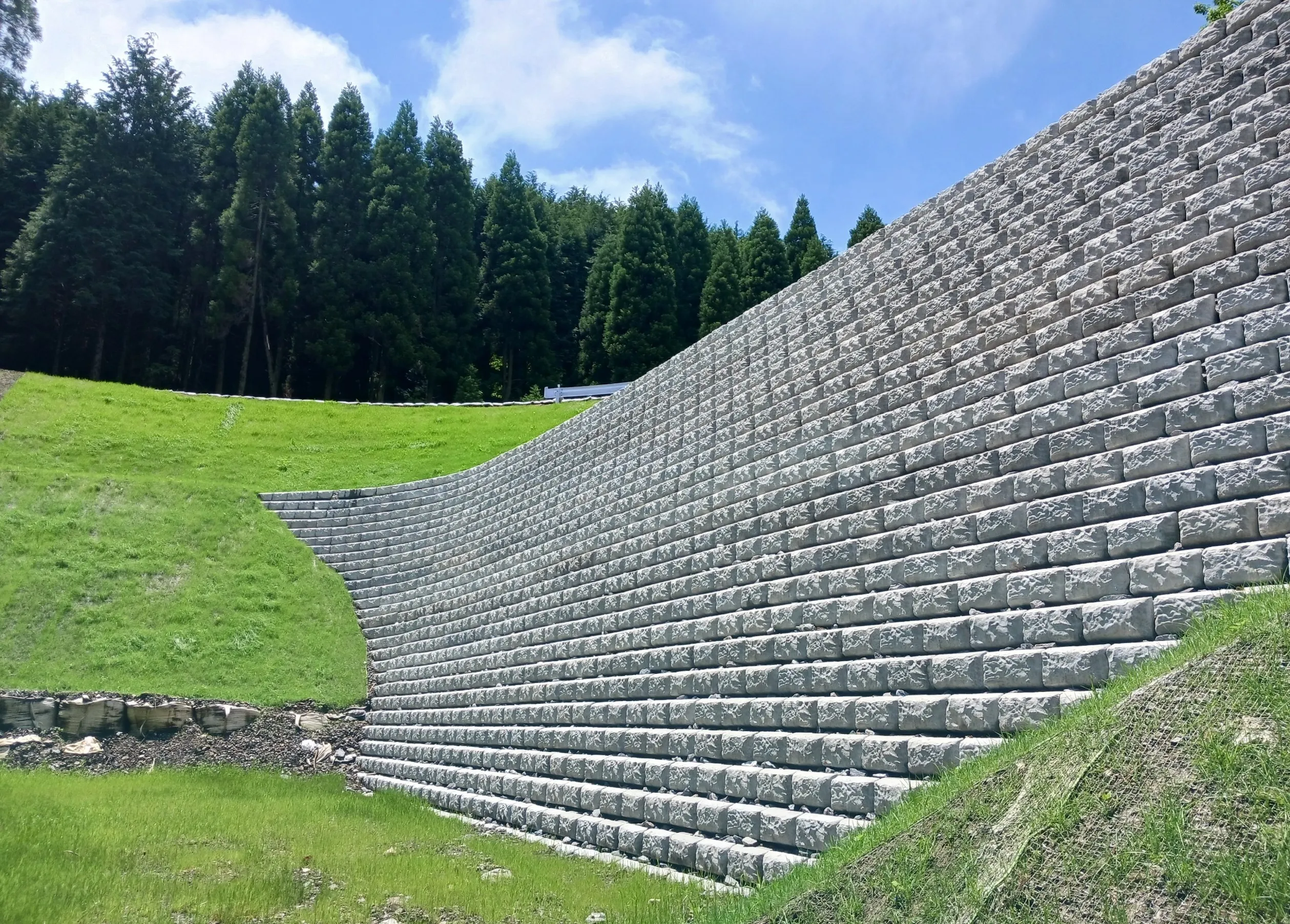 ラップブロックによる林道災害復旧工事の施工事例