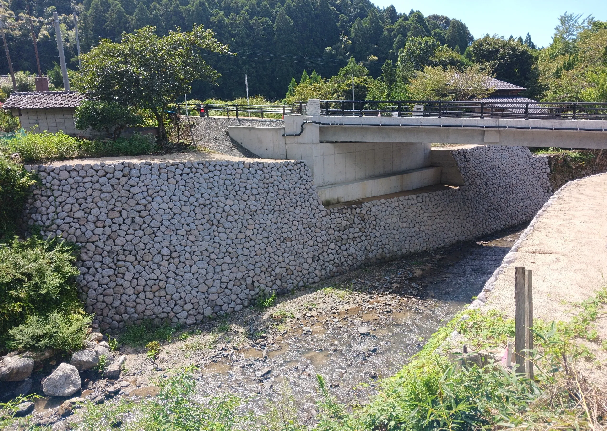 ラップストーンによる河川護岸の施工事例