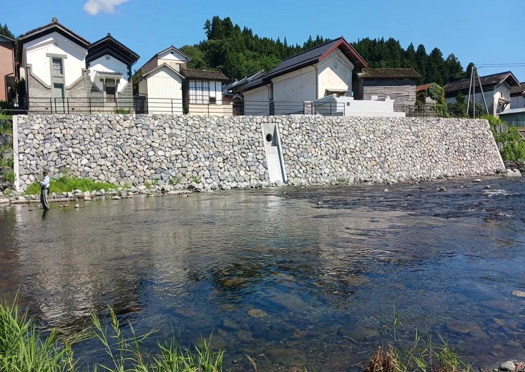 ラップストーンによる河川護岸の施工事例
